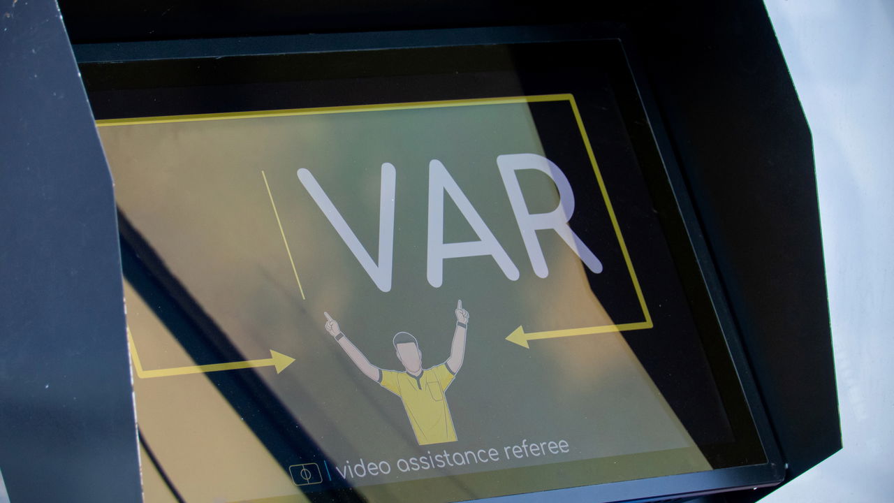 Lances polêmicos com o VAR agitam o jogo entre Inter e Corinthians