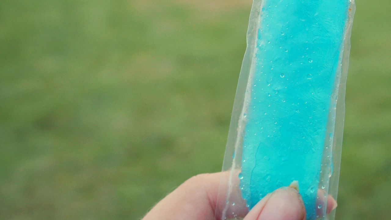 No Brasil, algumas tradições culinárias alcançam uma popularidade que atravessa gerações, regiões e sotaques. O sacolé, conhecido em São Paulo como geladinho, é um desses exemplos que destacam a riqueza cultural e a diversidade de um país continental. Este refrescante doce caseiro é parte integrante do cotidiano de muitas cidades brasileiras, desde os verões mais quentes até as festas de bairro, ressaltando como cultura e identidade local influenciam até mesmo a denominação de alimentos.