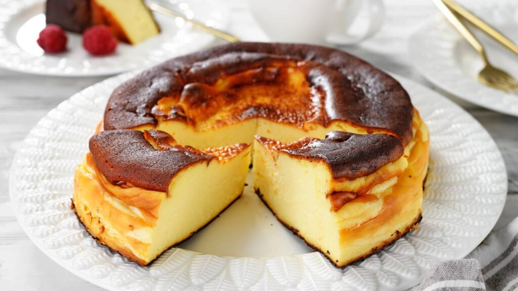 Bolo com recheio assado junto permite variações sem complicação mantendo sua cremosidade