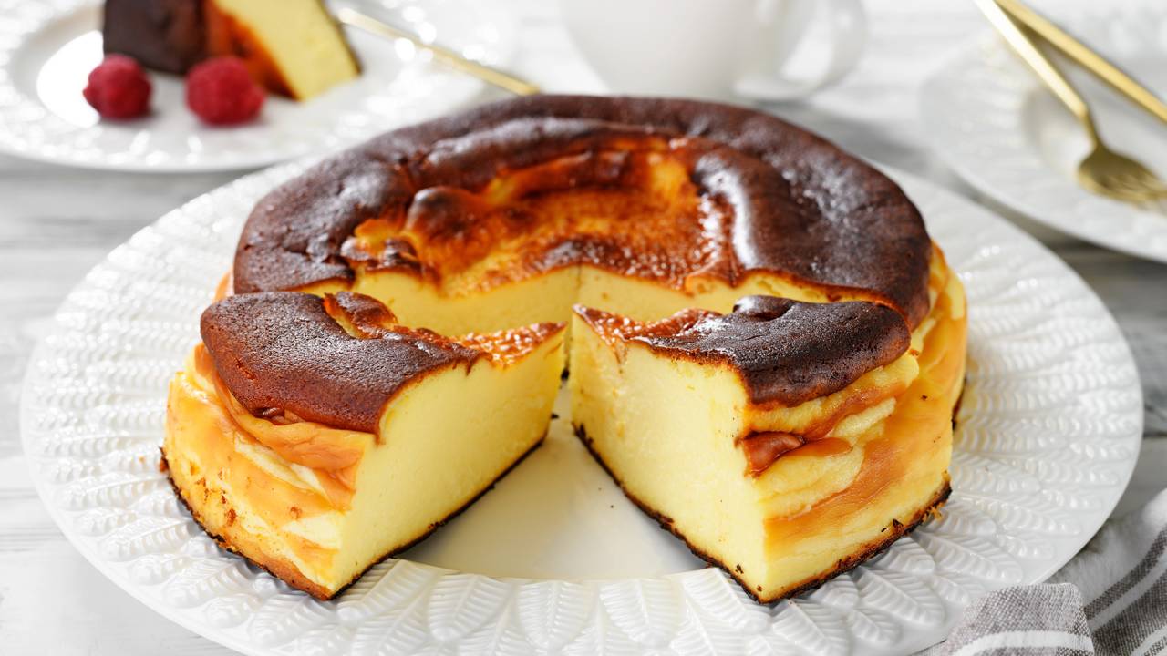 Como fazer um bolo com recheio que assa junto que fica fofo e cremoso