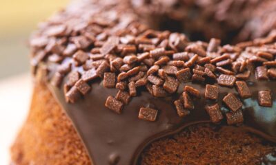 Bolo de chocolate molhadinho com truque secreto de confeiteiro