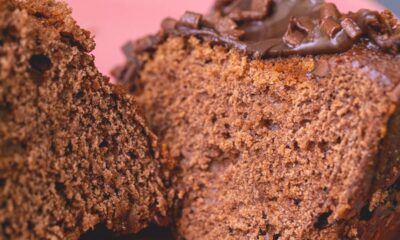 Bolo de chocolate molhadinho com truque secreto de confeiteiro