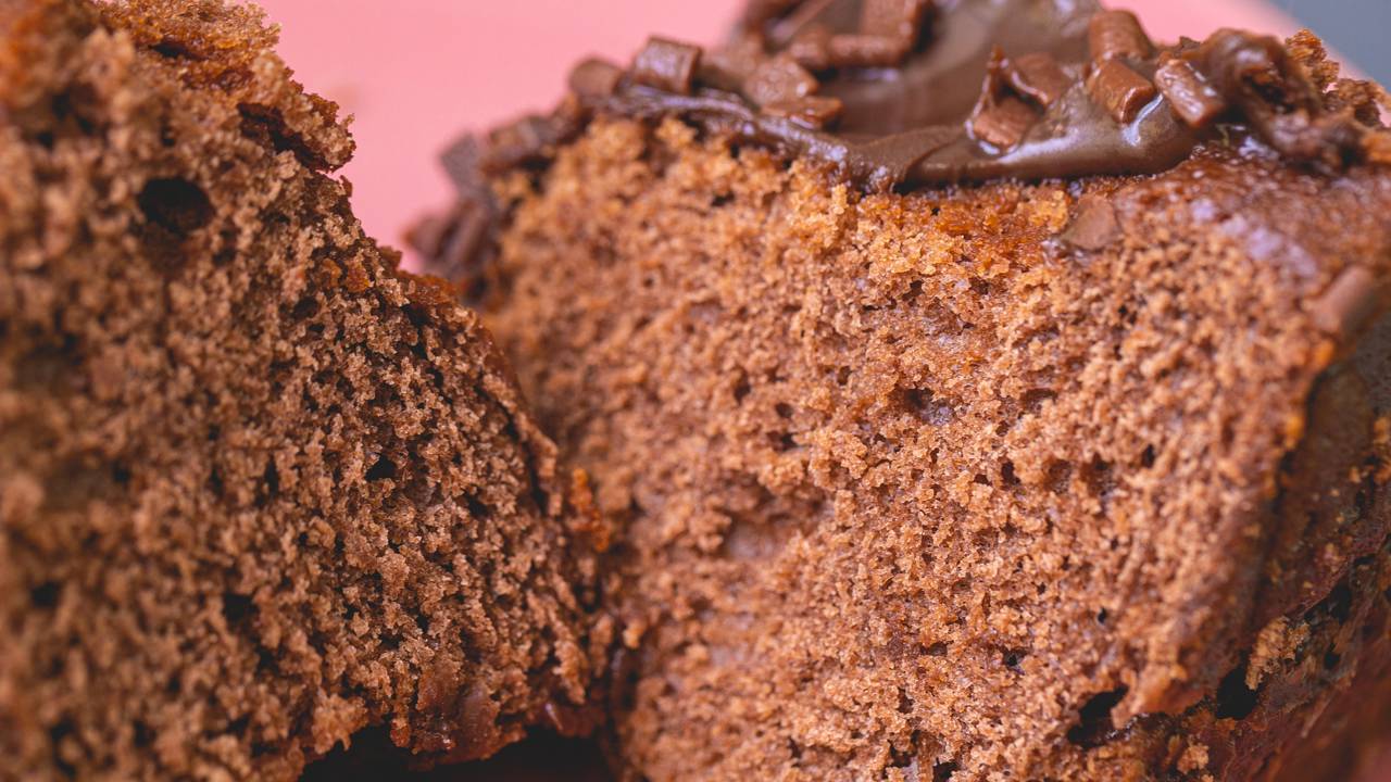 Bolo de chocolate molhadinho com truque secreto de confeiteiro