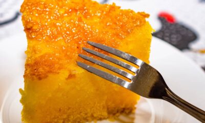 Bolo de milho cremoso com leite condensado que derrete na boca