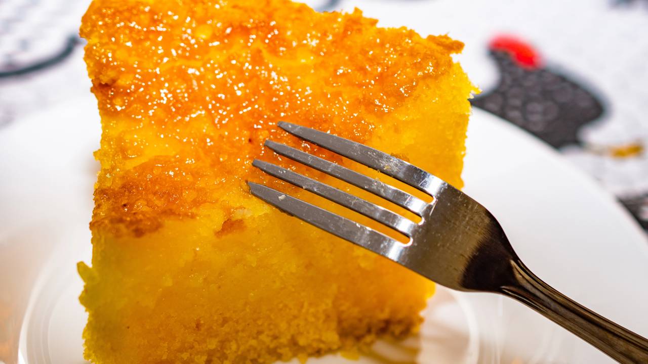 Bolo de milho cremoso com leite condensado que derrete na boca