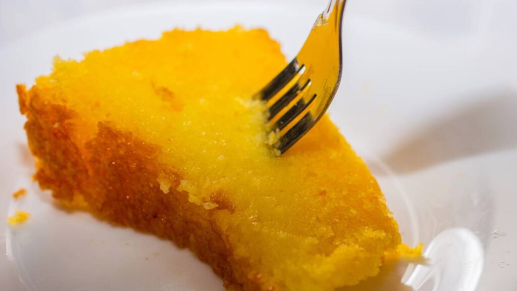 Bolo de milho cremoso com leite condensado que derrete na boca