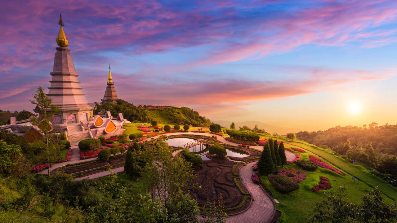 Essa cidade tailandesa é um refúgio espiritual cercado por templos e montanhas