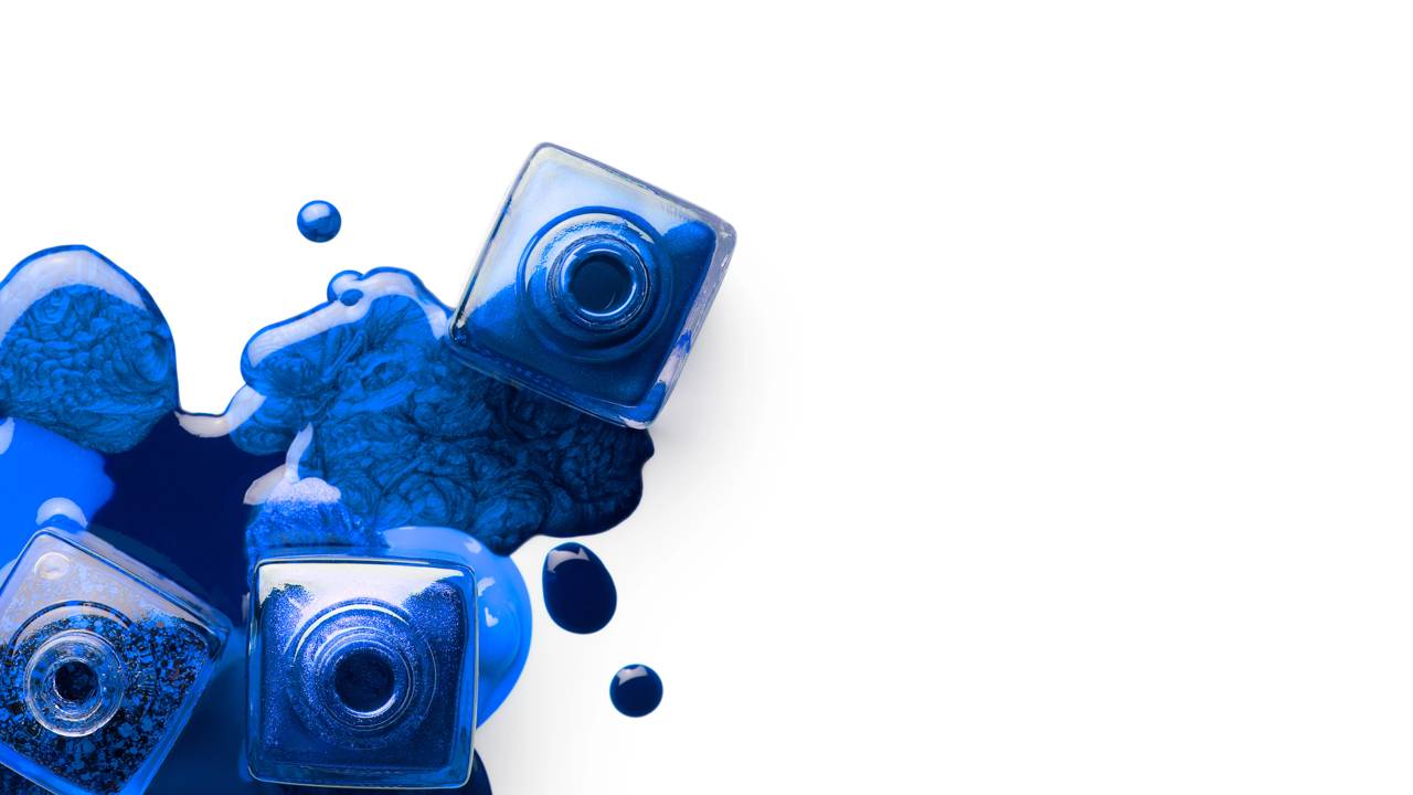 Esmaltes metalizados estão de volta à moda, trazendo novas versões que conquistam tanto as passarelas quanto o dia a dia