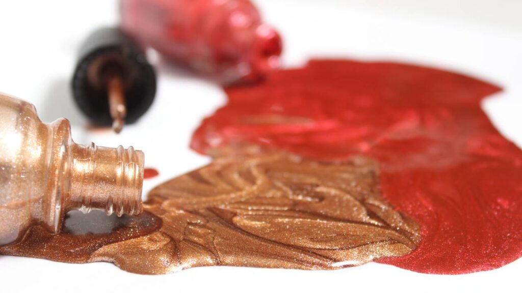 Esmaltes metalizados estão de volta à moda, trazendo novas versões que conquistam tanto as passarelas quanto o dia a dia