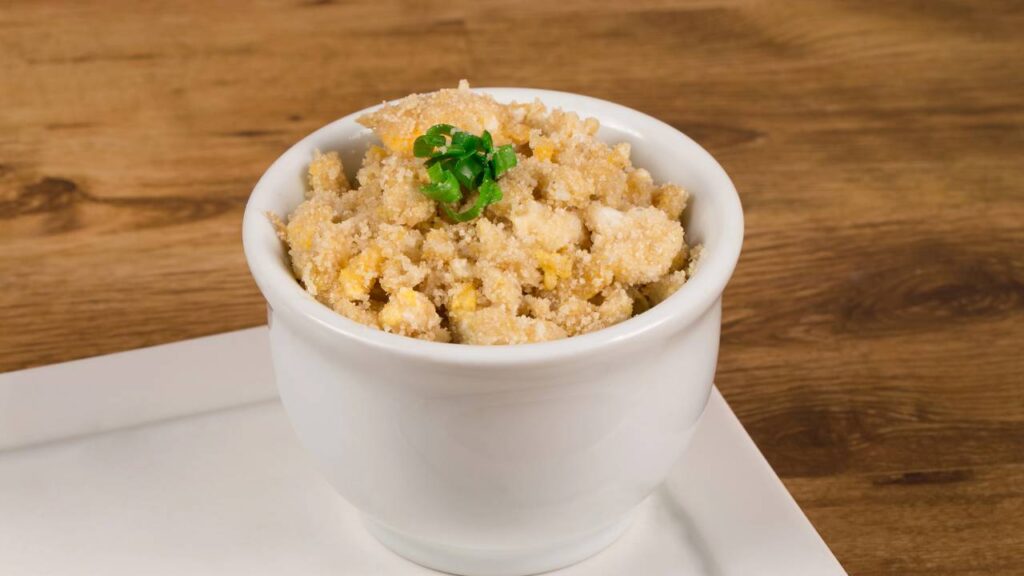 Farofa de banana com manteiga de garrafa que derrete na boca
