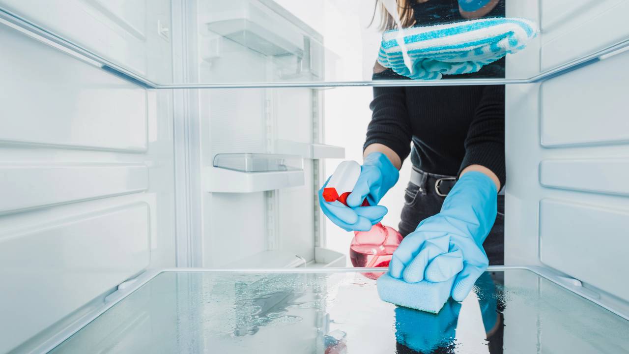 Como limpar sua geladeira com mistura caseira e evitar mau cheiro