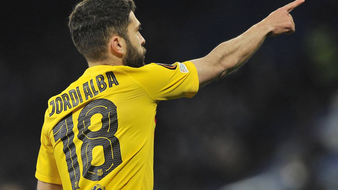 Aos 36 anos, lenda do Barcelona anuncia aposentadoria dos gramados