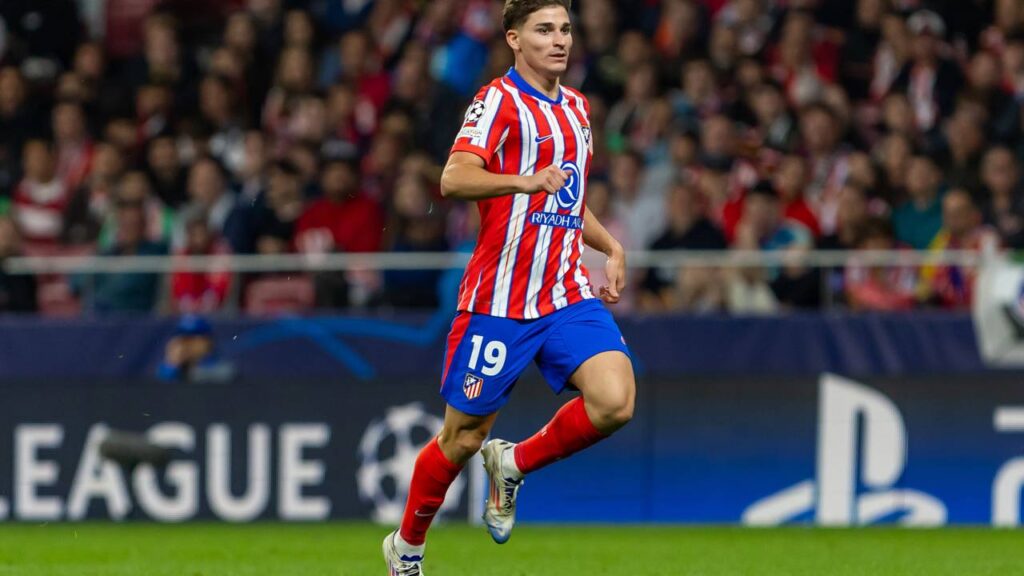 Atlético tenta renovar com Julián Álvarez para evitar a saída ao Barcelona
