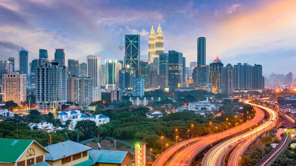 A capital malaia que encanta pela mistura de culturas e contrastes