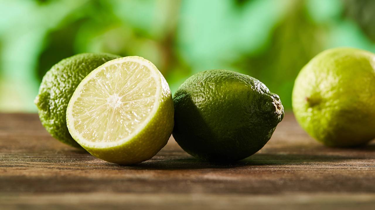 Adubo natural que faz o limão-taiti encher de flores sem gastar quase nada