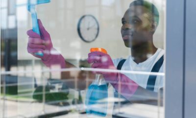 Limpar a janela com rodo de borracha ajudou a remover as manchas com facilidade