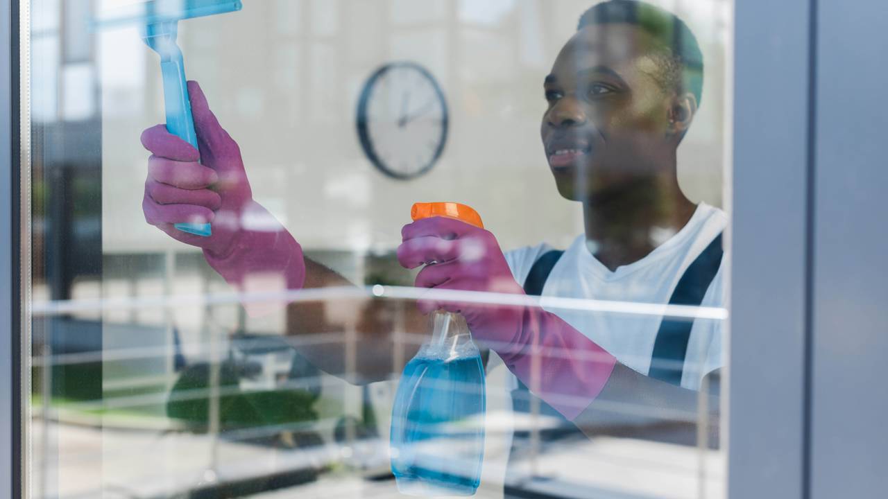 Limpar a janela com rodo de borracha ajudou a remover as manchas com facilidade