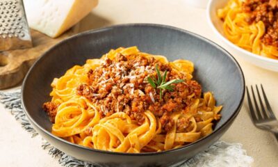 Macarronada à bolonhesa simples e deliciosa com sabor de domingo em família