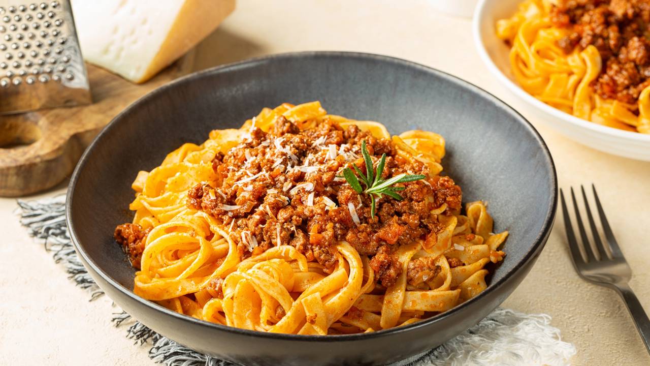 Macarronada à bolonhesa simples e deliciosa com sabor de domingo em família