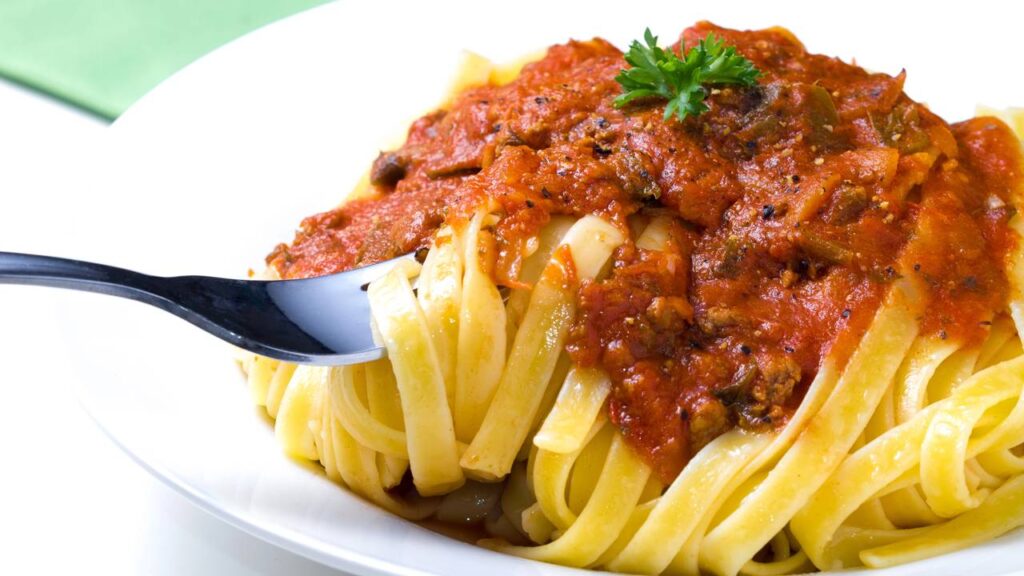 Macarronada à bolonhesa simples e deliciosa com sabor de domingo em família