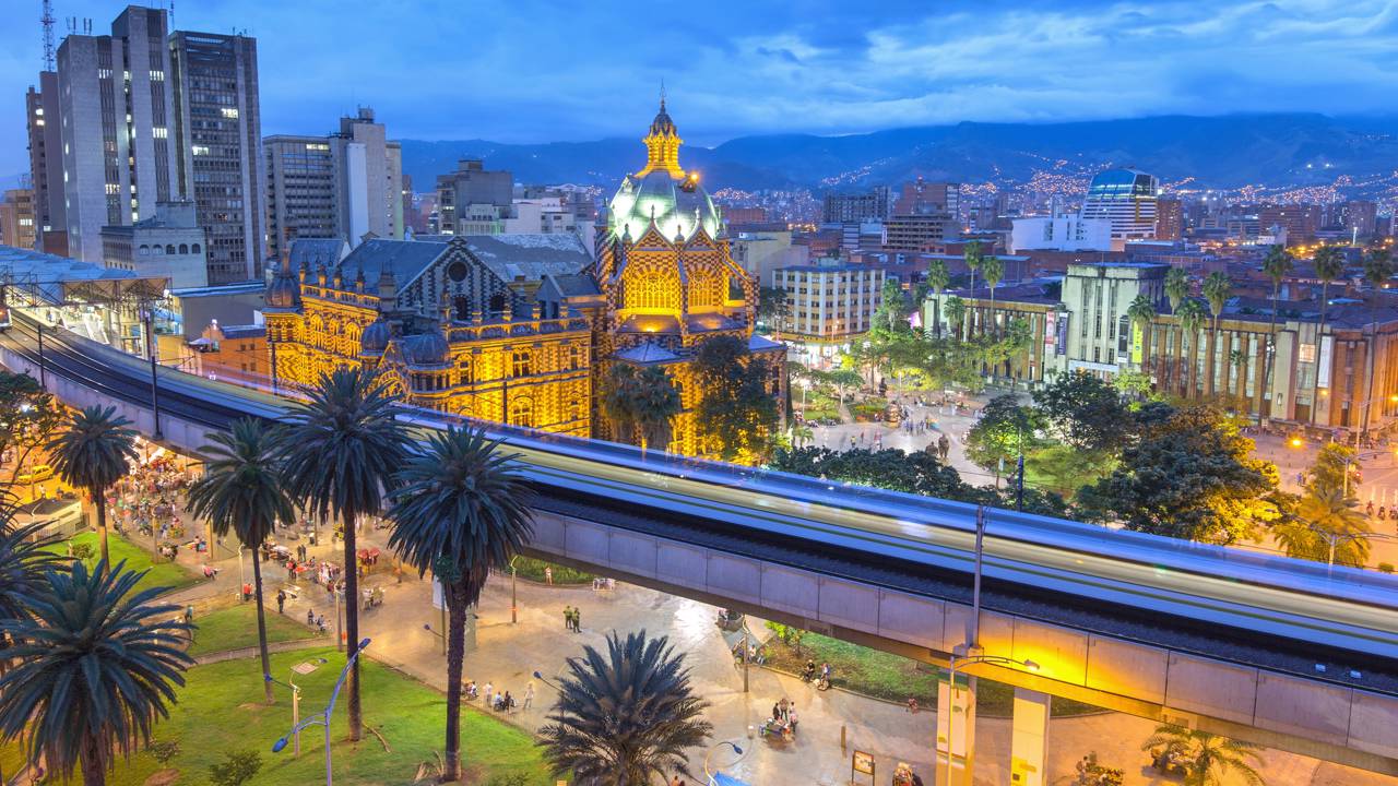 A mistura de grafites, natureza e energia jovem faz a cidade surpreender viajantes