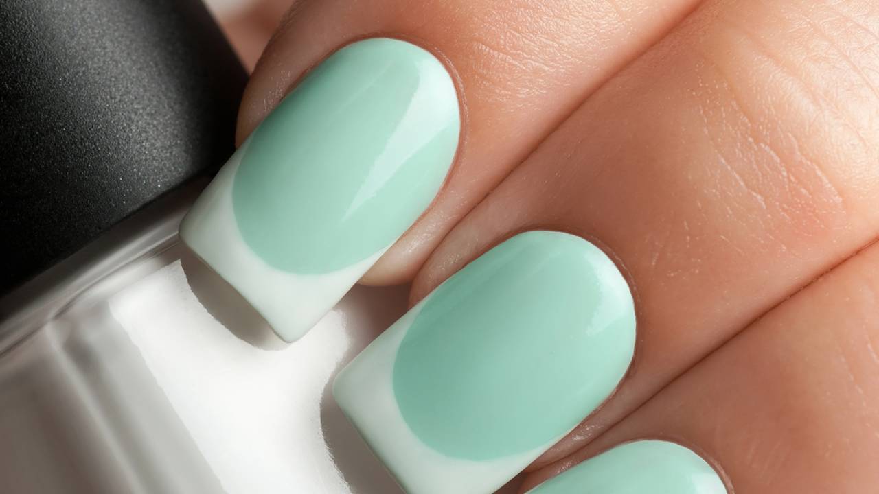 Nail art francesa invertida vira febre entre celebridades