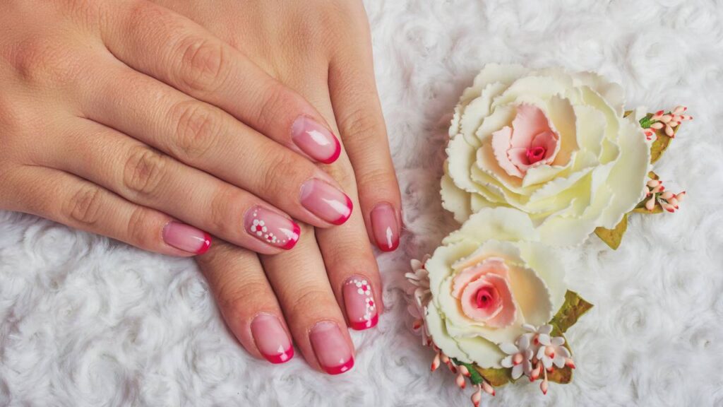 Nail art francesa invertida vira febre entre celebridades