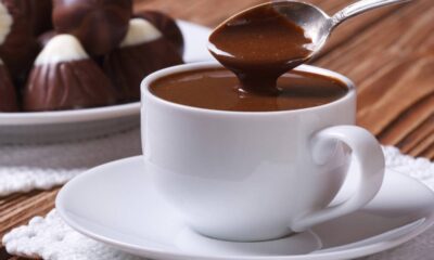 O chocolate quente cremoso com leite condensado que derrete na boca