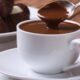 O chocolate quente cremoso com leite condensado que derrete na boca