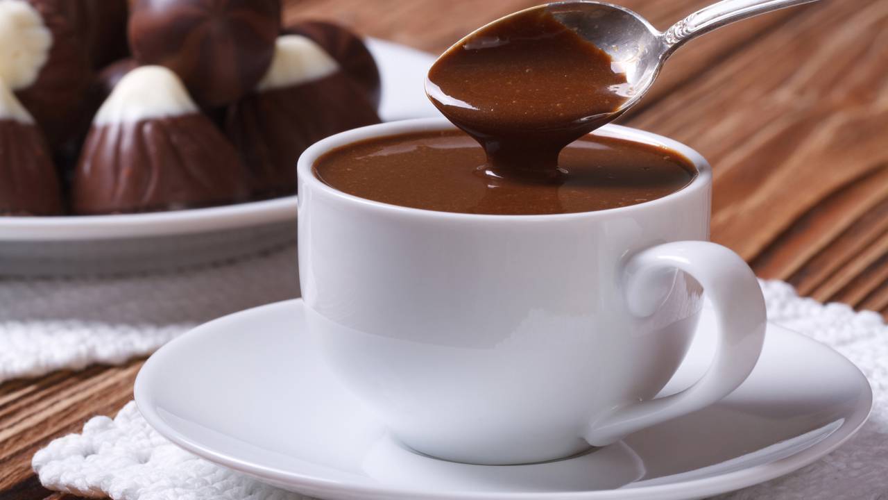 O chocolate quente cremoso com leite condensado que derrete na boca