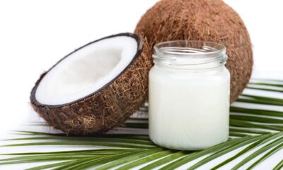 O óleo de coco destaca-se como um dos mais versáteis aliados de beleza para cuidados caseiros.