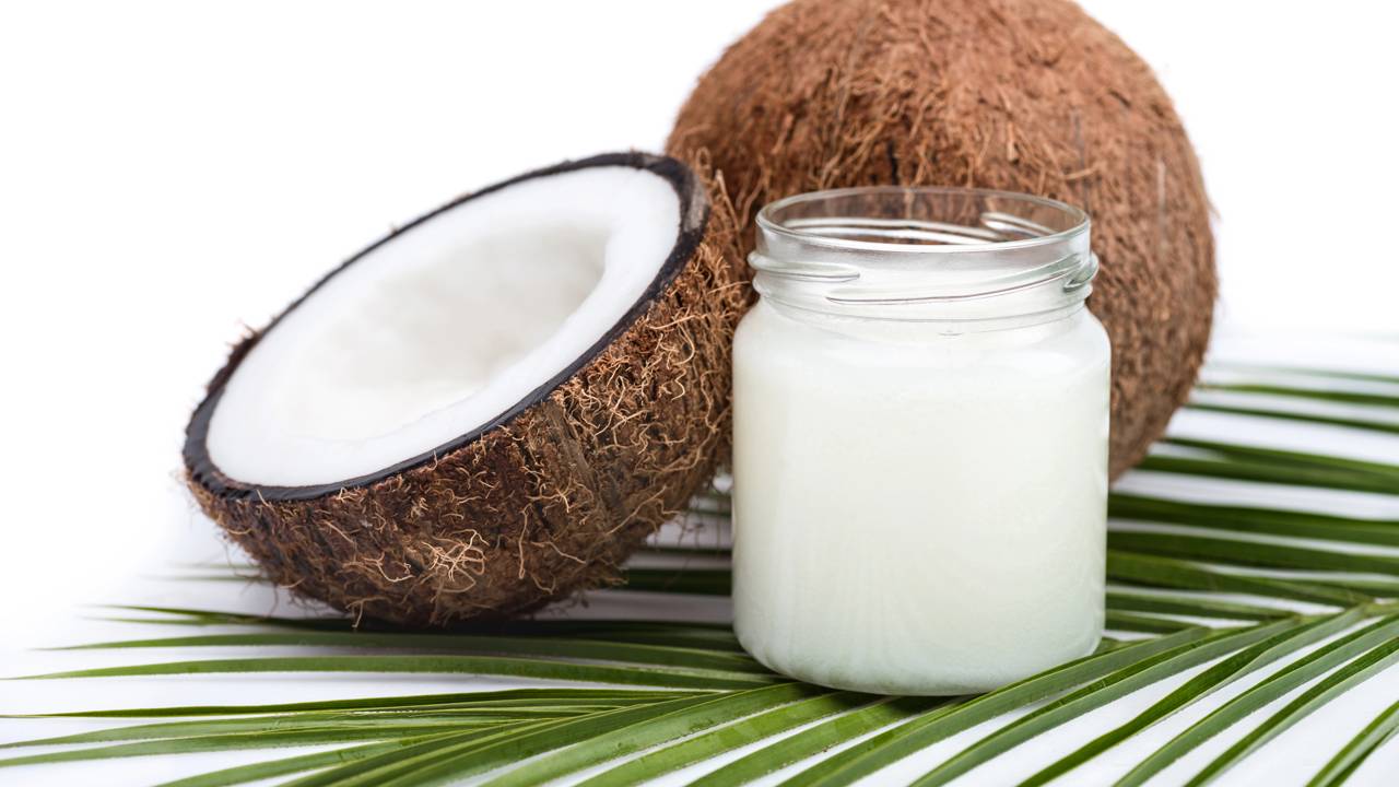 O óleo de coco destaca-se como um dos mais versáteis aliados de beleza para cuidados caseiros.