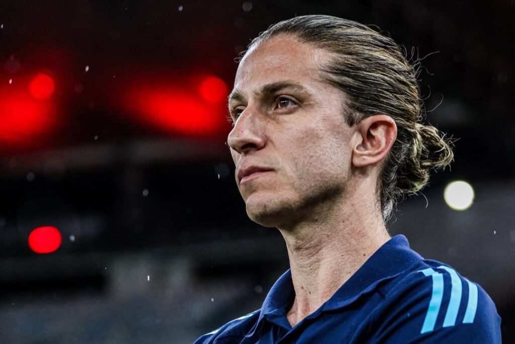 Presidente do Flamengo diz que técnico campeão da Champions pode substituir Filipe Luís no futuro