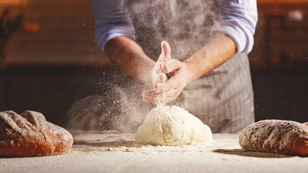 Jovem padeiro transforma padaria local em referência regional