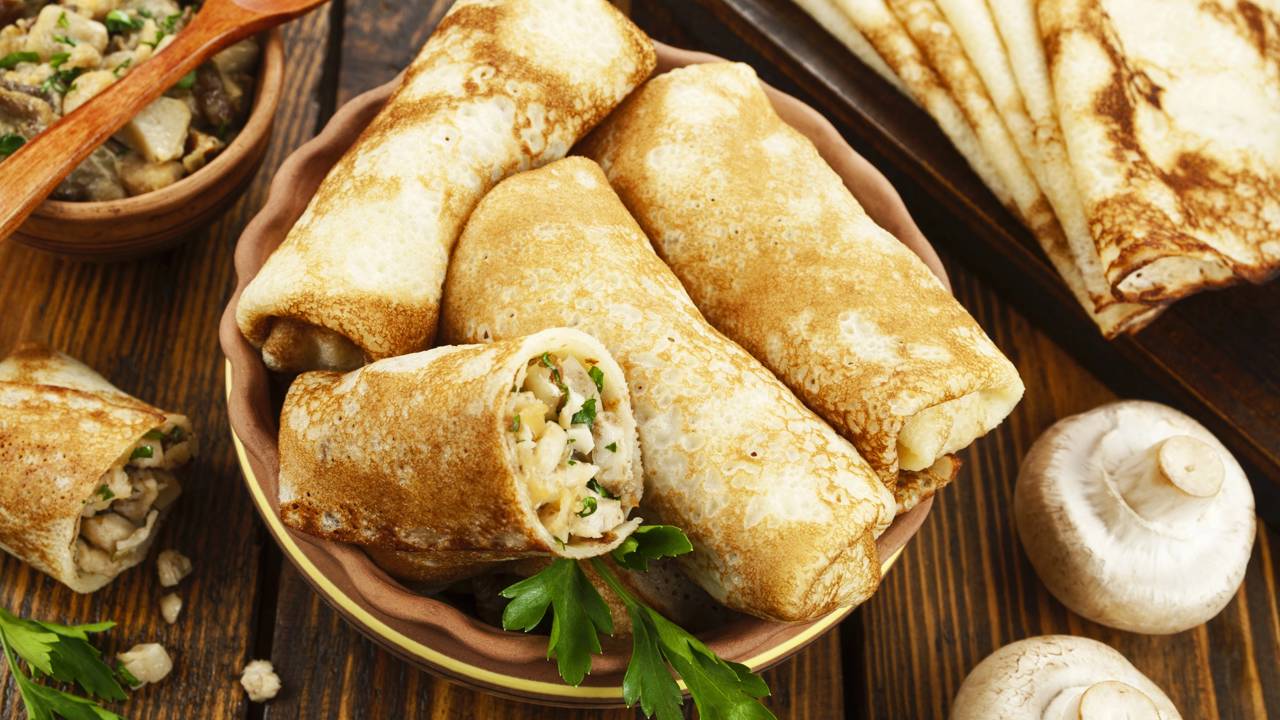 Panqueca de frango com molho branco cremoso que derrete na boca