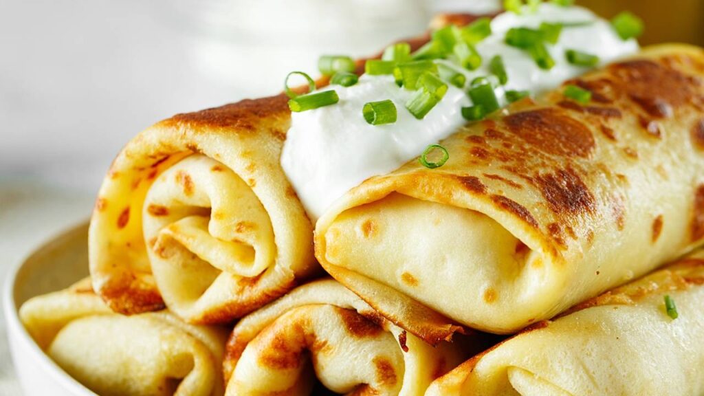 Panqueca de frango com molho branco cremoso que derrete na boca
