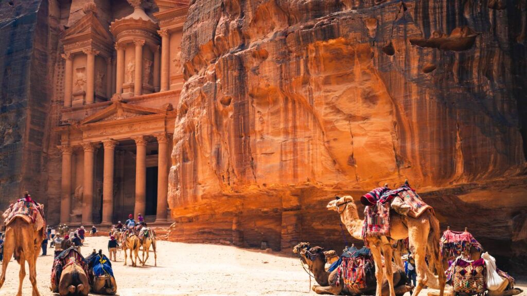 A cidade esculpida nas rochas que virou maravilha do mundo moderno