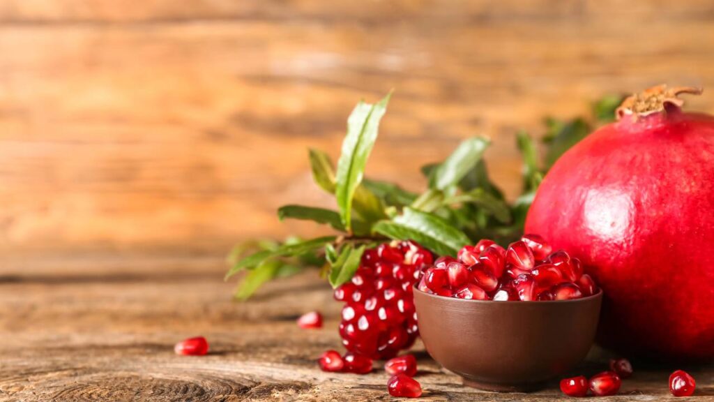 A romã, fruto da árvore conhecida como romanzeira, é renomada por seu sabor único e alto valor nutricional. Embora seja amplamente reconhecida como uma fruta rica em antioxidantes, ela nem sempre atinge seu potencial máximo de doçura, o que pode estar relacionado à deficiência de nutrientes específicos no solo, especialmente o potássio.