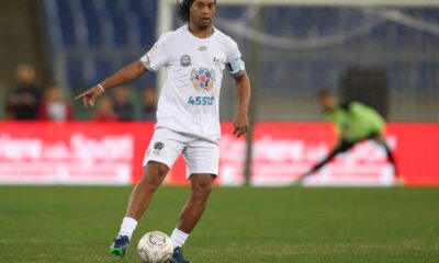 Ronaldinho Gaúcho larga a aposentadoria e assina contrato