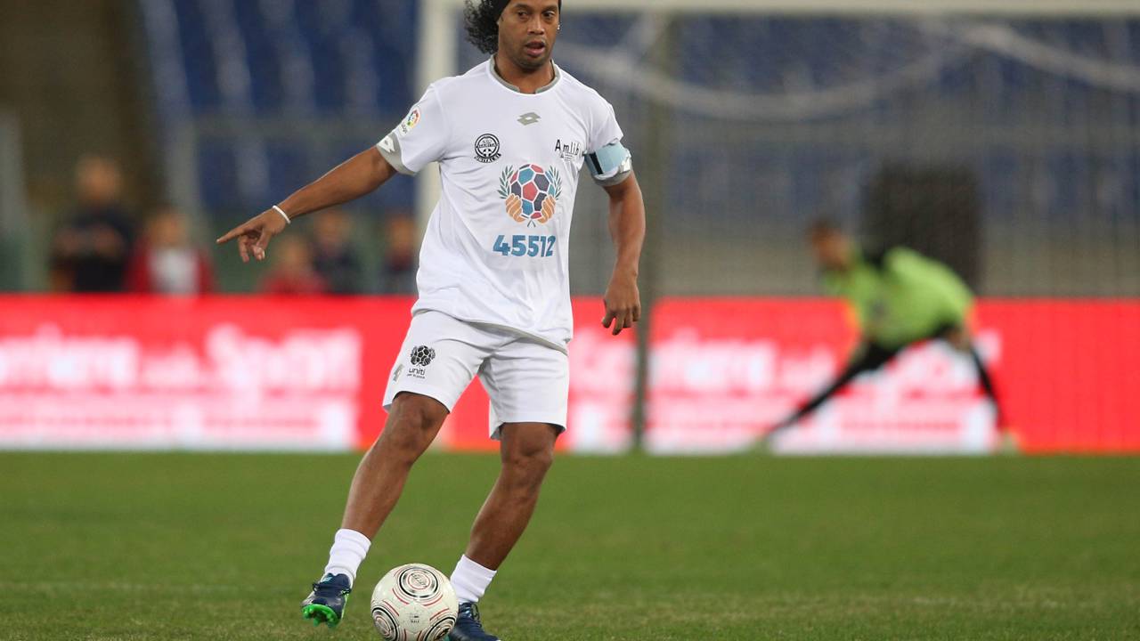 Ronaldinho Gaúcho larga a aposentadoria e assina contrato