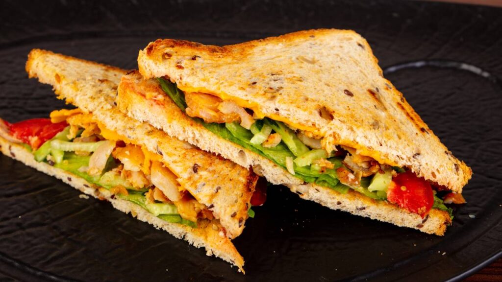 O sanduíche natural de frango que fica pronto em minutos e é delicioso
