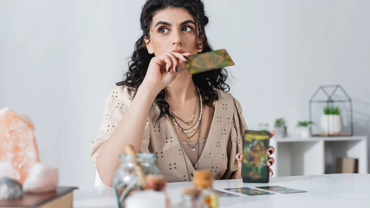 O mês de outubro desponta como uma fase de avanços e transformações surpreendentemente favoráveis para certos signos do zodíaco. De acordo com especialistas em Tarô, energias