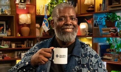 Péricles transforma o Tiny Desk Brasil em uma roda de samba