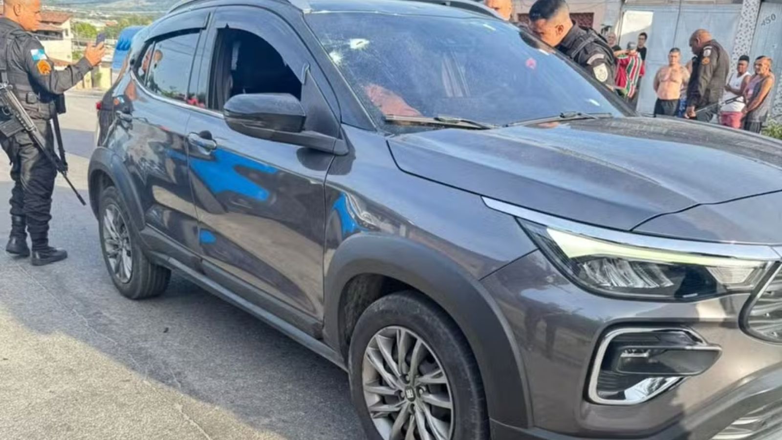 Homem é assassinado a tiros em Bangu; carro foi alvejado