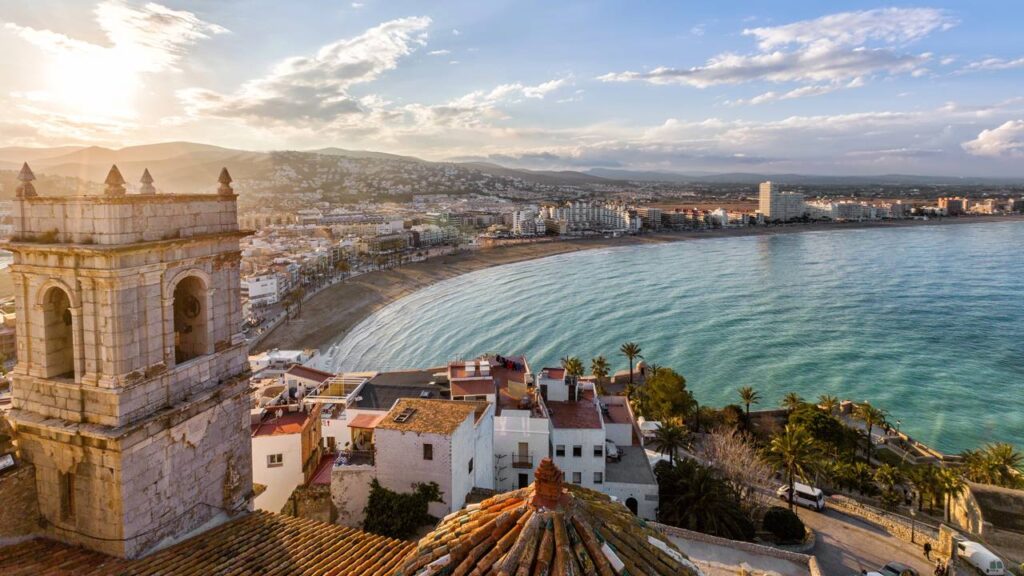 Essa cidade encanta com arquitetura futurista, praias e a autêntica paella espanhola