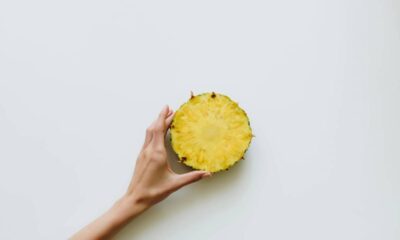 No mundo das frutas tropicais, o abacaxi se destaca como uma das mais conhecidas e apreciadas no Brasil, reconhecido por sua casca texturizada, sabor doce e ácido, e diversidade de nomes como abacaxi e ananás, o que pode causar curiosidade ou confusão ao viajar por diferentes regiões do país.