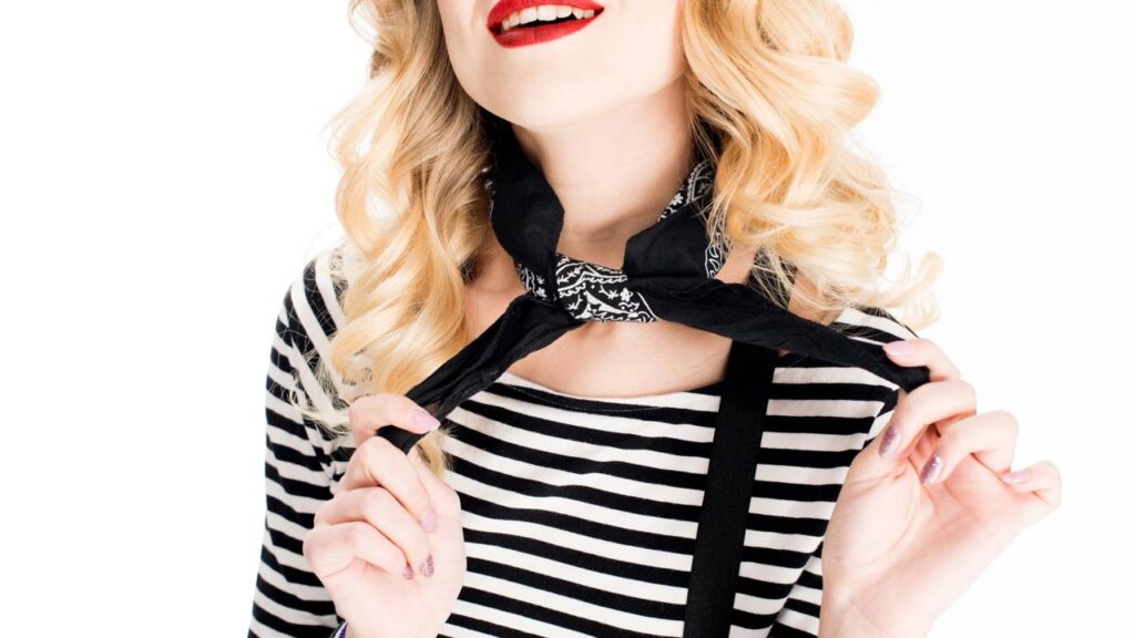 Mulheres 50+ estão apostando nesse acessório para realçar o estilo