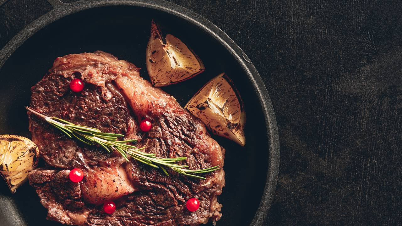 Esse truque com alecrim deixa qualquer fritura irresistível