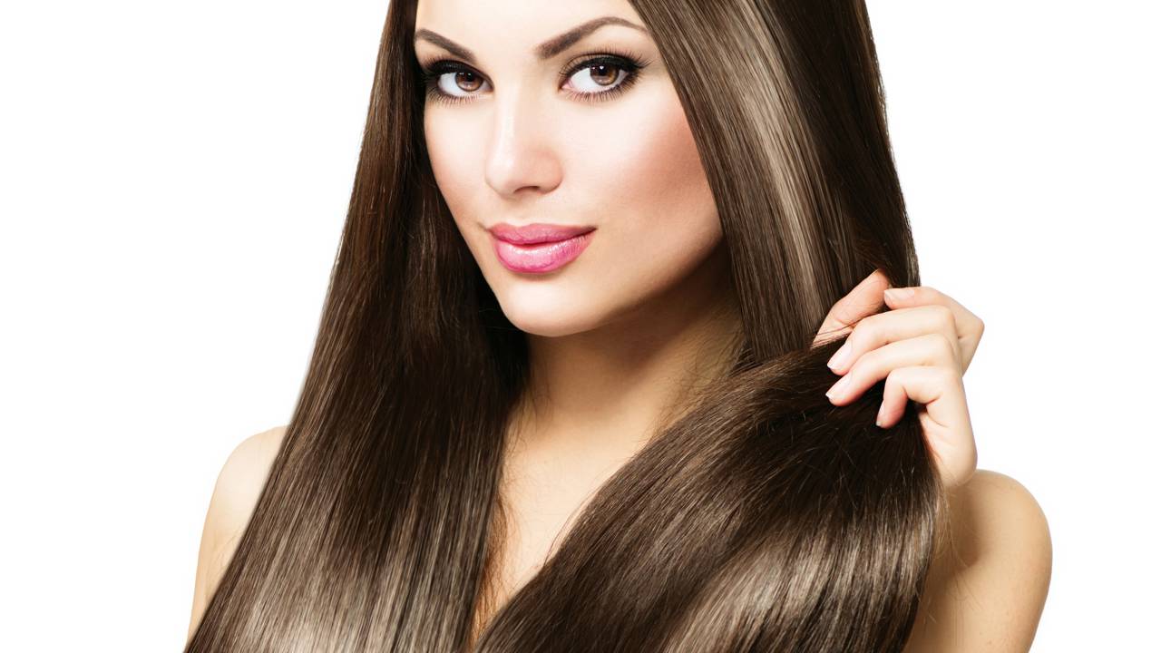 Procurando um método eficaz para alisar o cabelo sem recorrer a procedimentos químicos agressivos