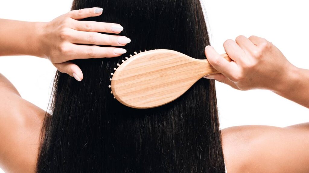 Essa mistura caseira deixa seu cabelo lisinho e dá brilho sem precisar de química